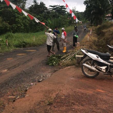 Antusias! Warga Desa Sungai Jati Gotong Royong Mendirikan Posko Rest Area Jelang Haul Guru Sekumpul